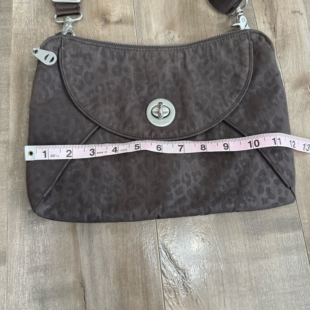 Baggallini Rio Crossbody Purse Turn Lock Brown Leopard Animal Print Nylon Travel - Picture 5 of 12